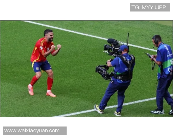 足球赛场突发八卦插曲引热议裁判冷静处置化解矛盾成焦点