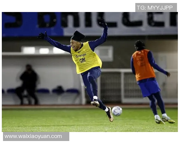 主教练战术板细节意外曝光 球队备战画面震撼引发网友热议 主教练战术板细节意外曝光 球队备战画面震撼引发网友热议